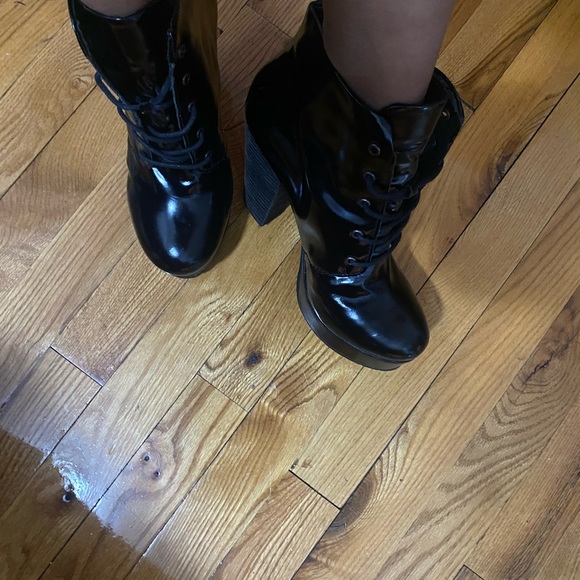 Black lace up boots!! Very comfortable - Picture 5 of 5
